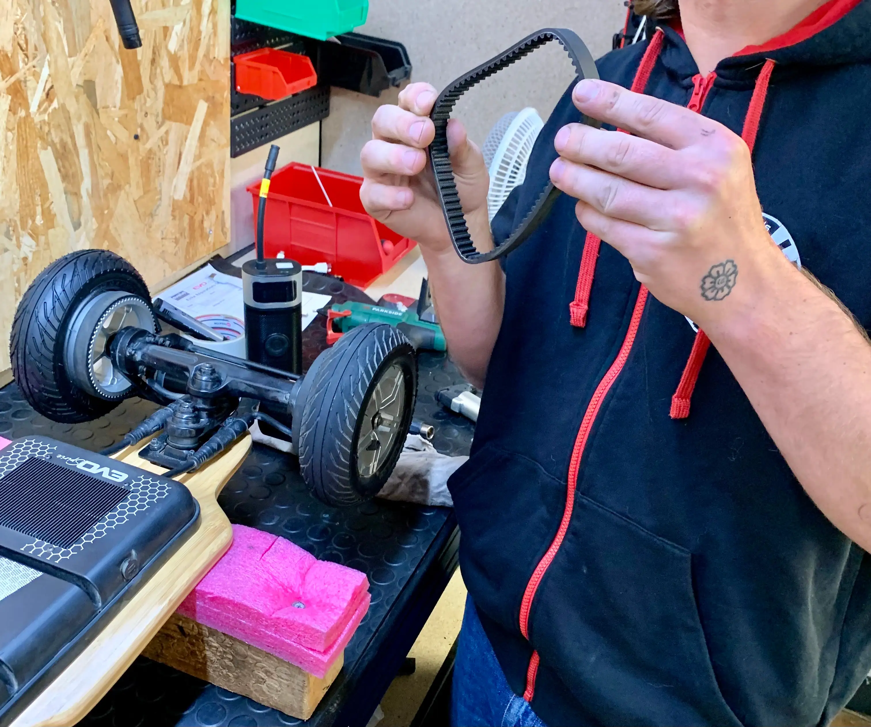 Yvan montrant une courroie