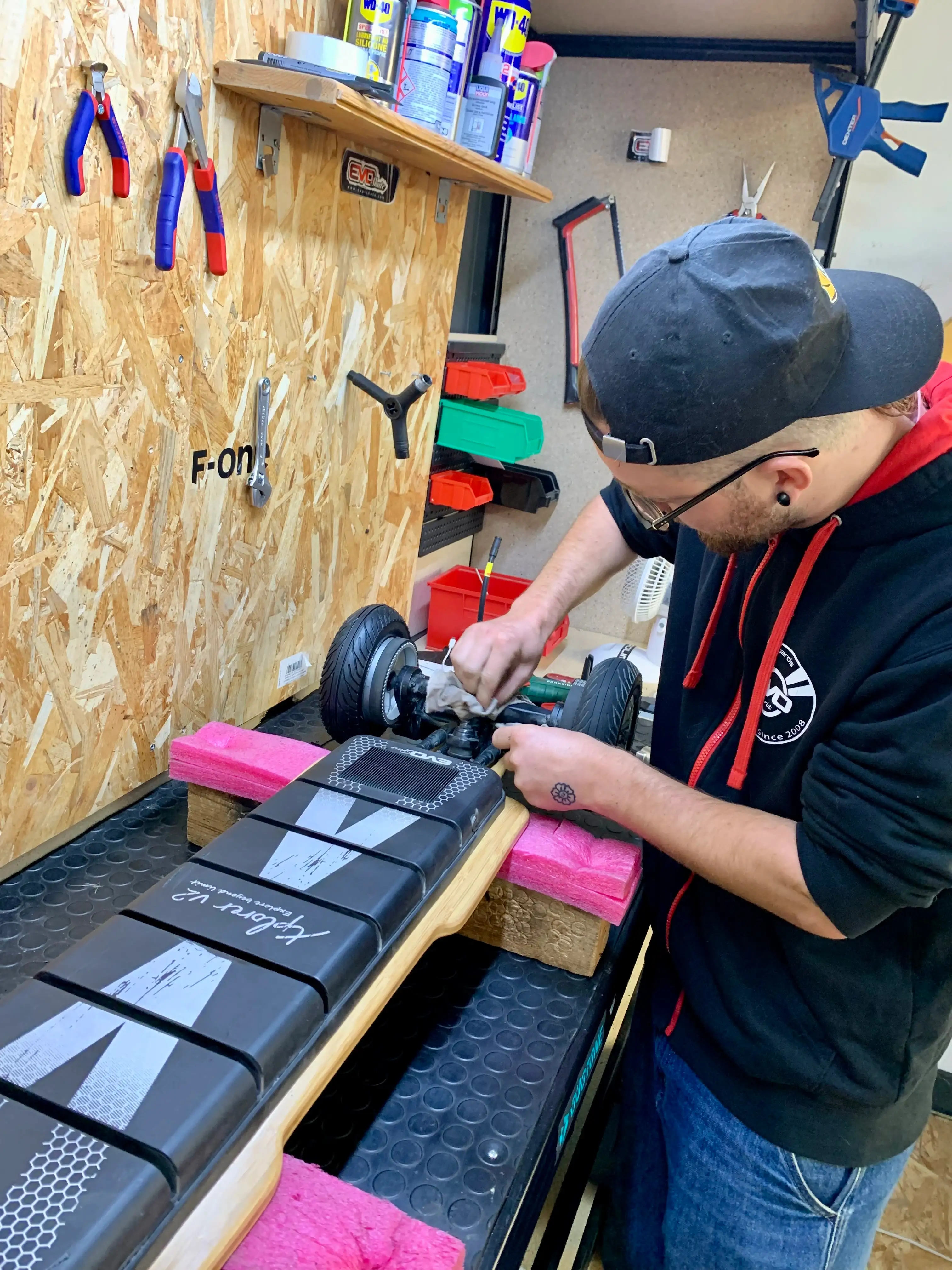 Yvan en train de nettoyer un Xplorer V2