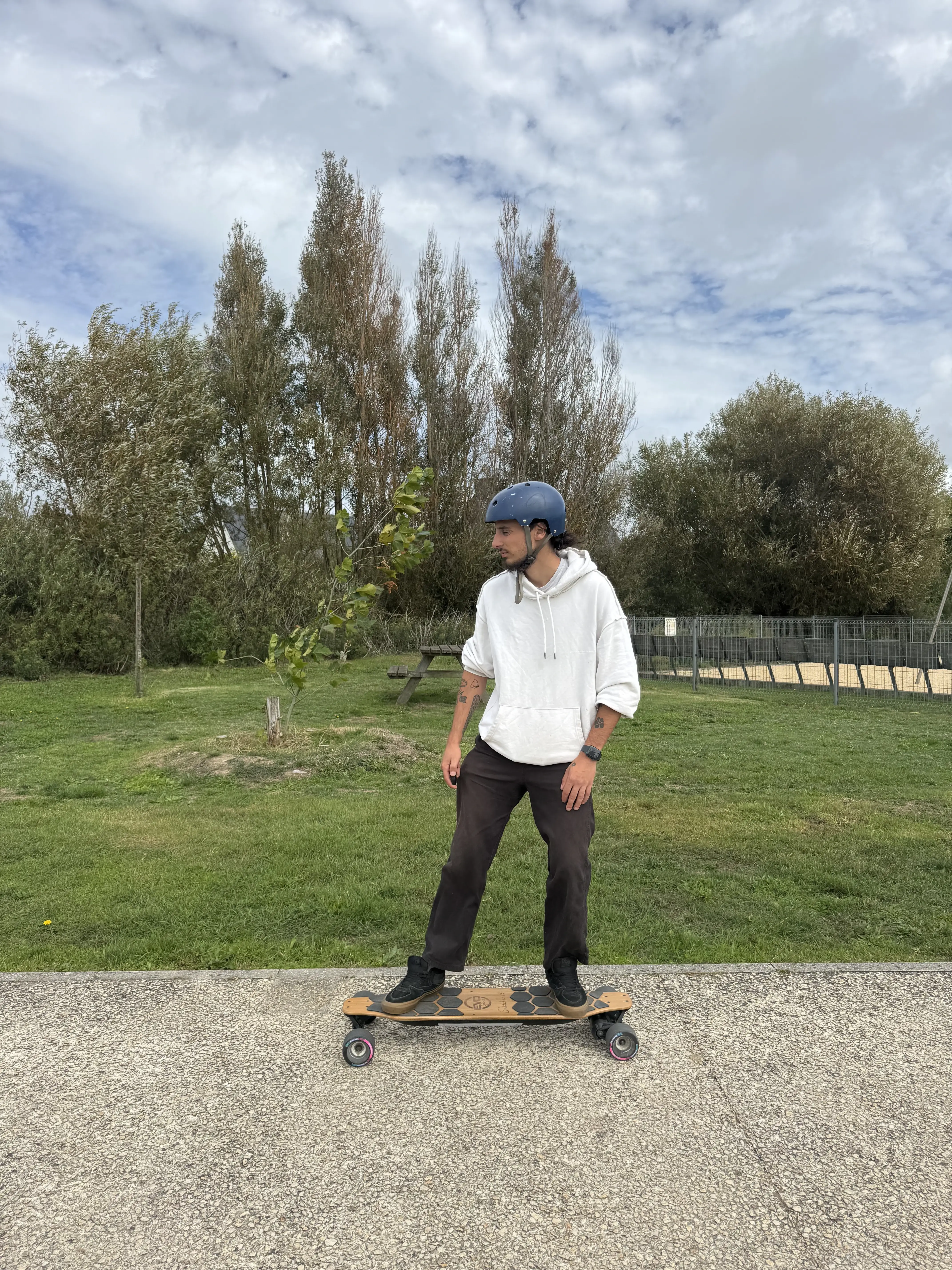 Freiner sur un skate électrique