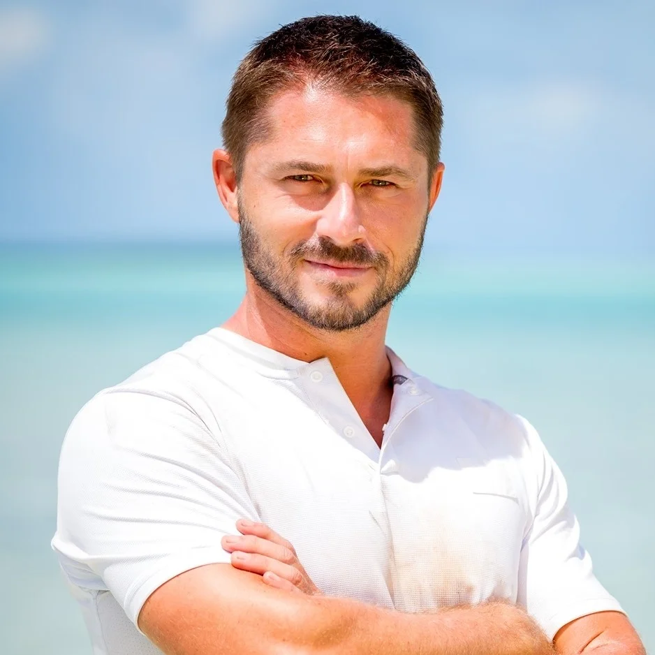 Aurélien de Koh-Lanta 2021 avec un skate électrique Evo-Spirit