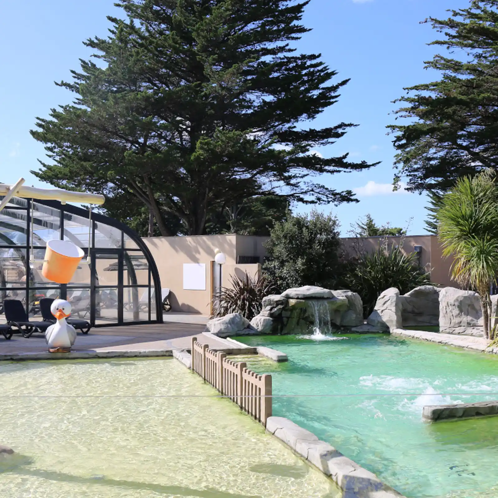 Parc aquatique avec cascade