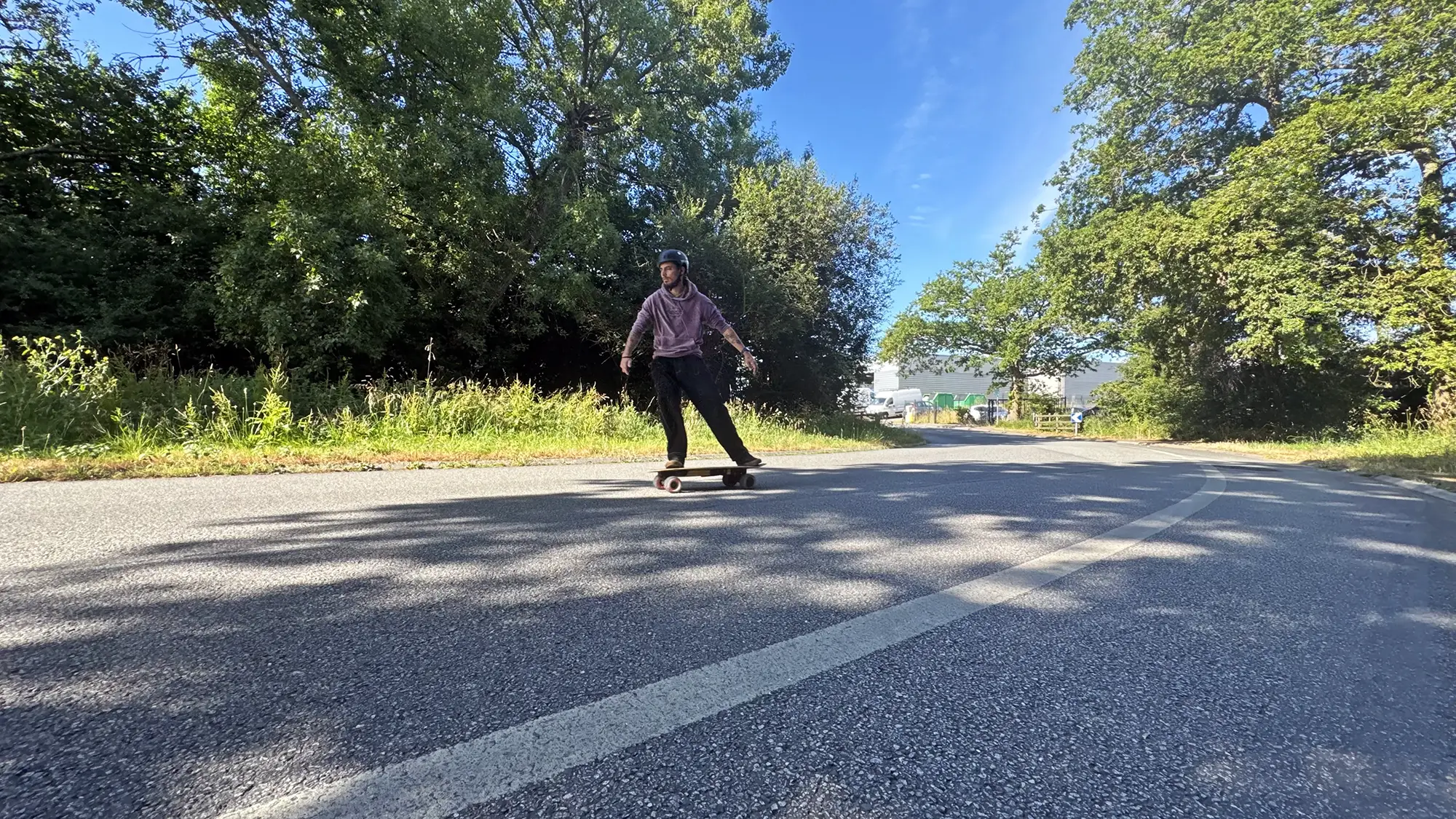 Skateboard elétrico Cruz V2 Black Edition em ride urbano