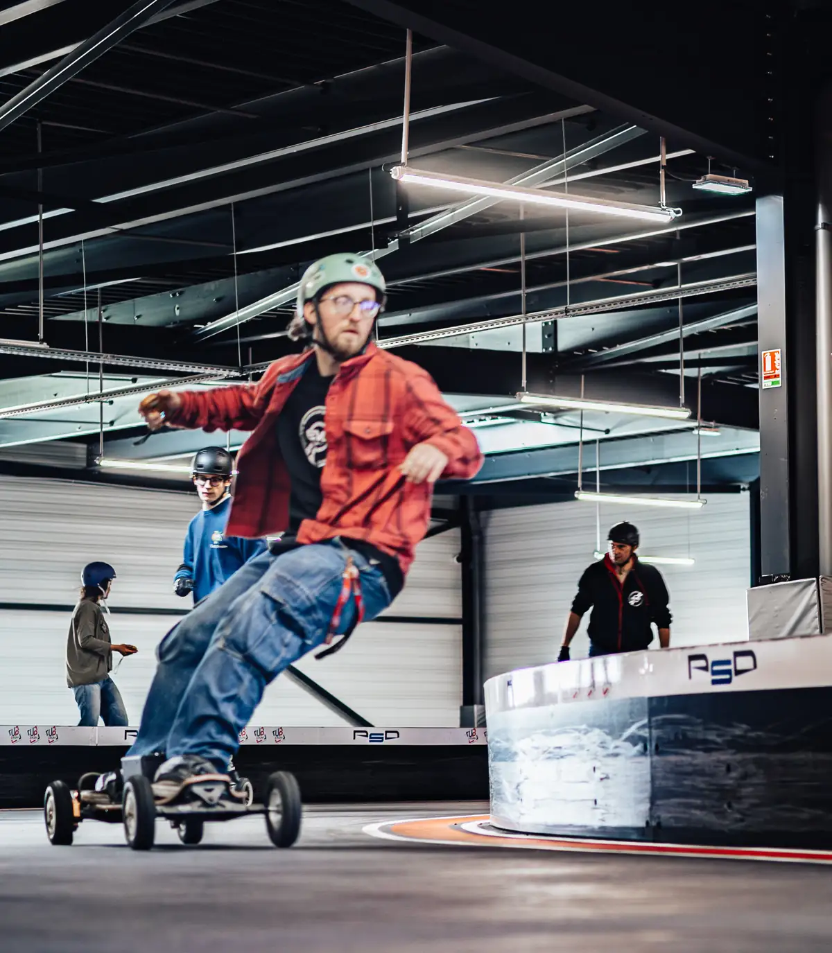 Skateur électrique pilotant un mountainboard Evo-Spirit à la télécommande à gâchette en salle indoor PSD