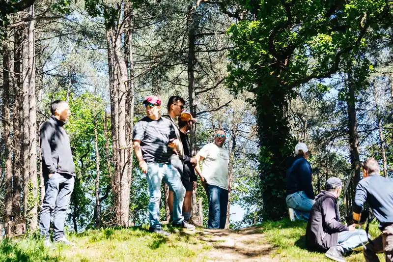Groupe de pratiquants Evo-Spirit aux profils variés en pause dans une clairière, tenues civiles