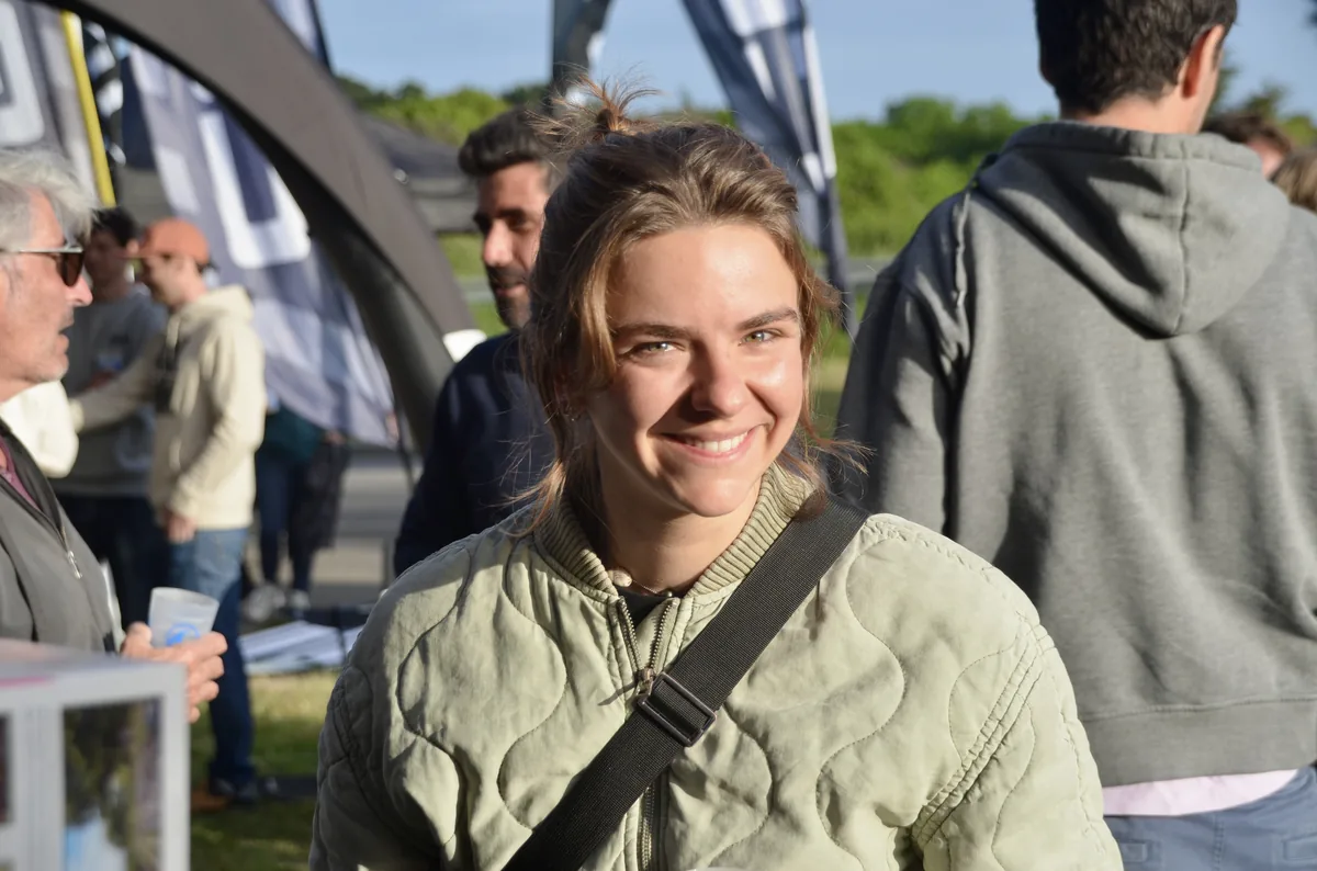 Rideuse souriante lors d'un événement skate électrique Evo-Spirit