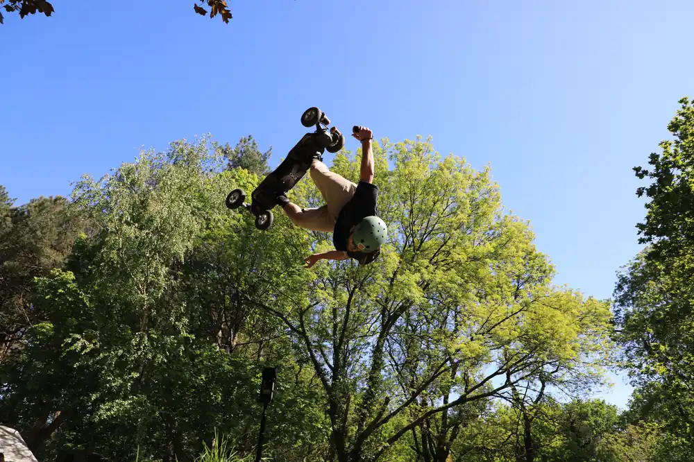 Session communauté skate électrique Evo-Spirit, groupe de riders mountainboards au bord d'un étang à Pornichet