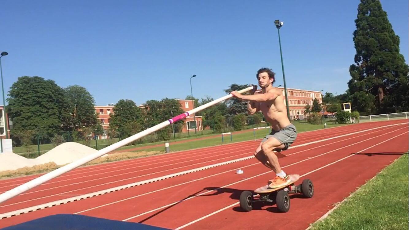 Baptiste Boirie et son skate électrique