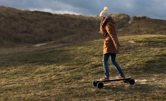 Laura-avec-son-switcher-V1-skate-électrique-convertible-Tout-terrain-longboard