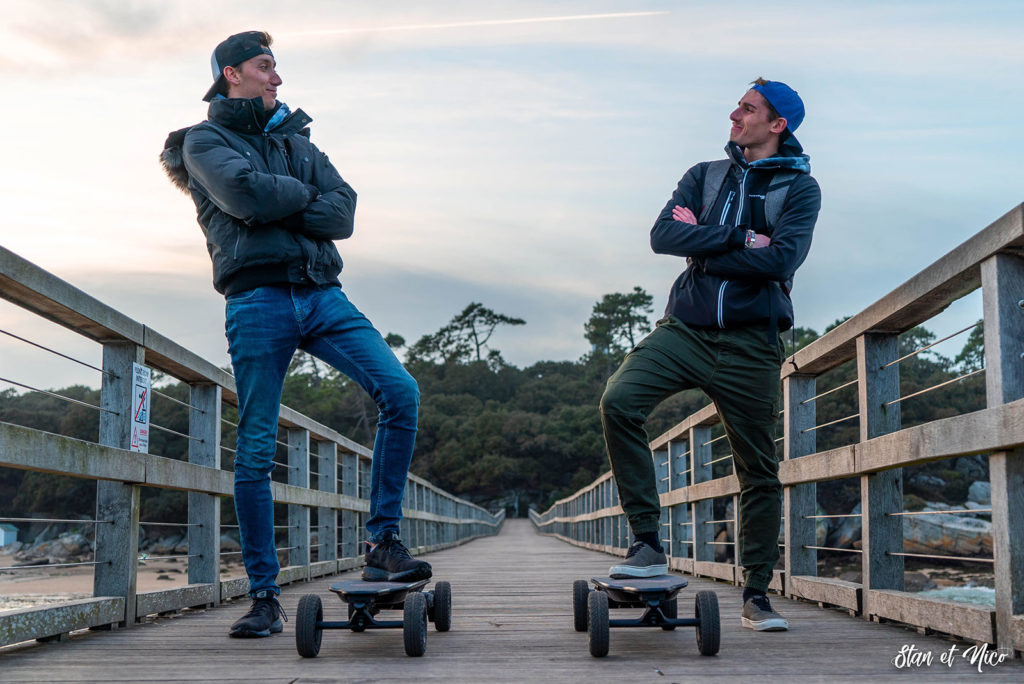 Stan et nico bienheureux avec leurs nouveaux Skates électriques Switcher !