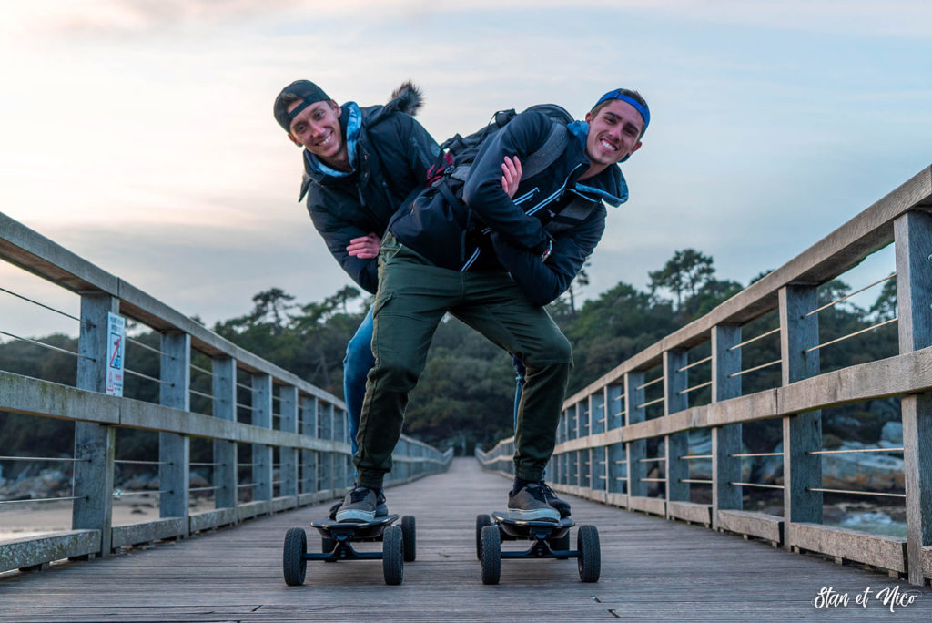 Stan et nico bienheureux avec leurs nouveaux Skates électriques Switcher !