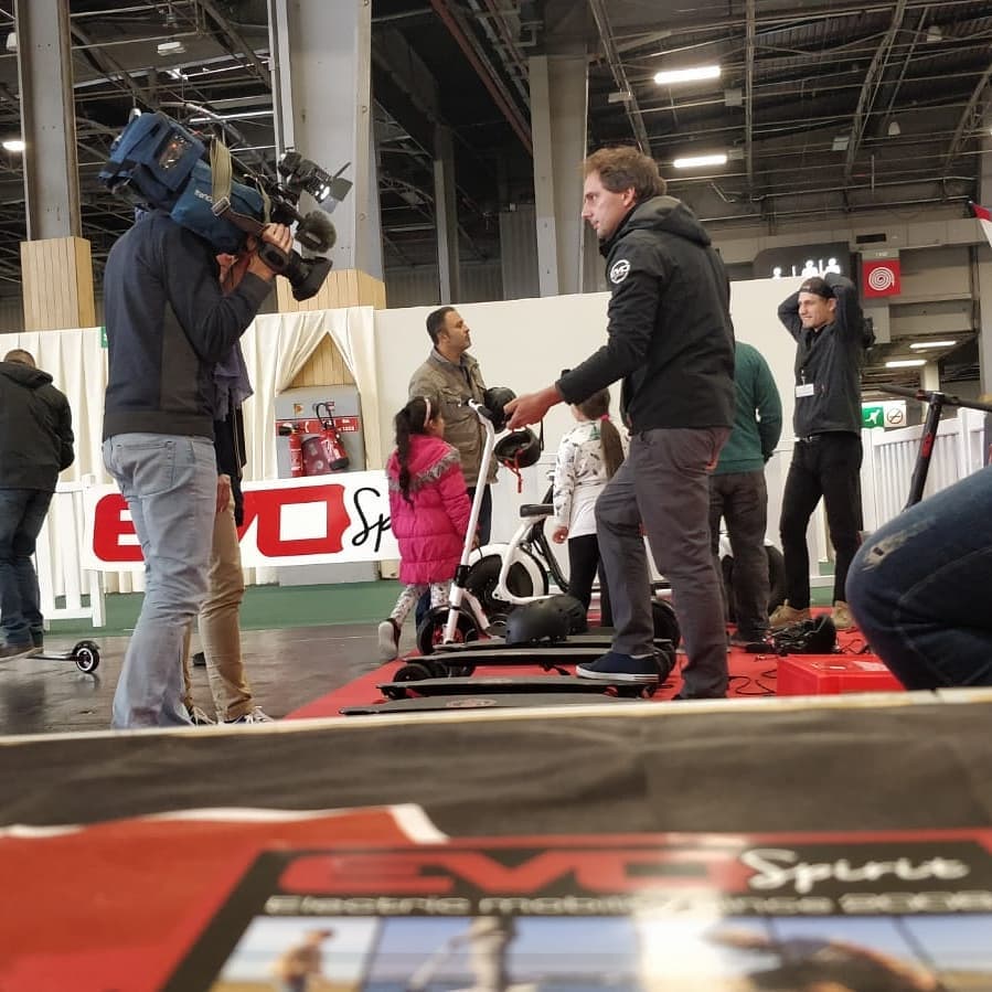 Evo-spirit est à la foire de Paris pour présenter et faire tester ses skates électriques, trottinettes électriques et scooters électriques