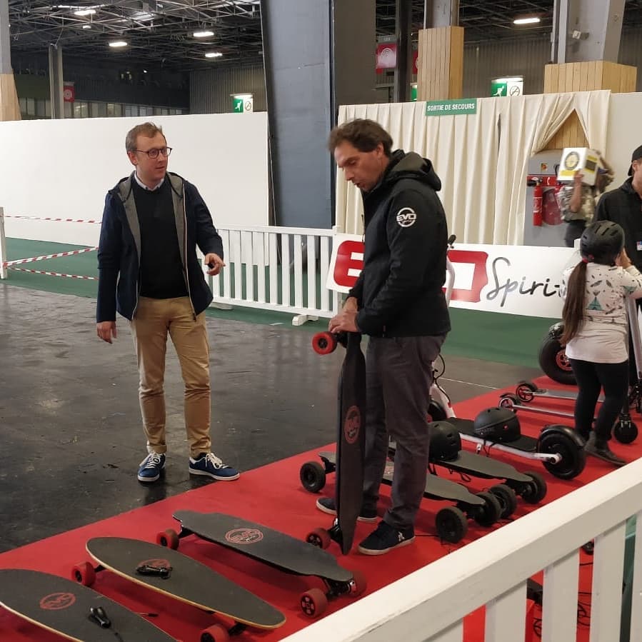 Evo-spirit est à la foire de Paris pour présenter et faire tester ses skates électriques, trottinettes électriques et scooters électriques