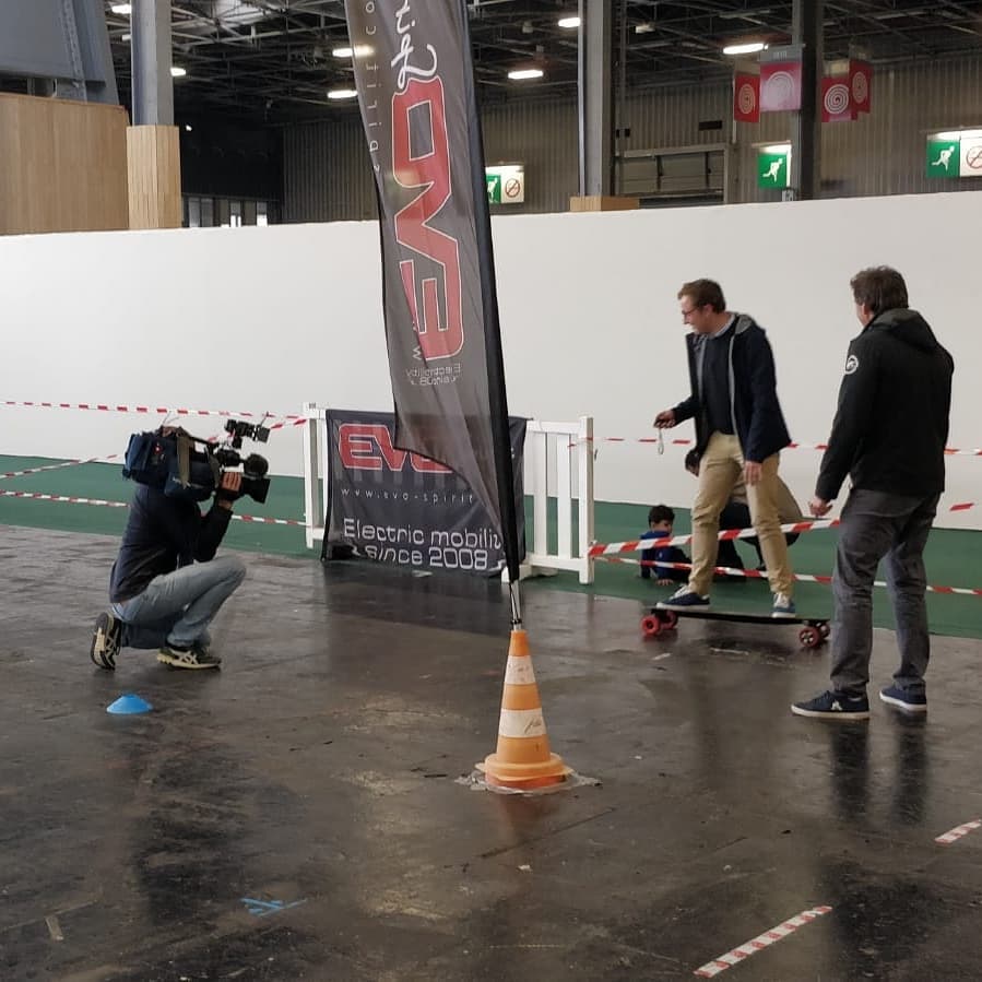 Evo-spirit est à la foire de Paris pour présenter et faire tester ses skates électriques, trottinettes électriques et scooters électriques