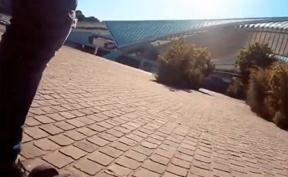 Benjamin-se-balade-en-skate-électrique-autour-de-la-Gare-de-Liège-en-Belgique