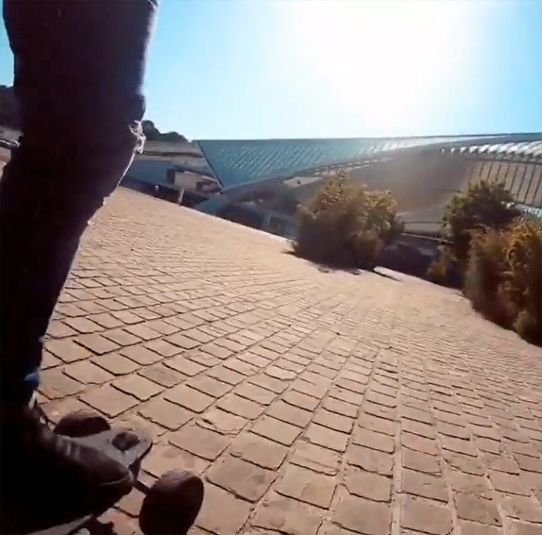 Benjamin-se-balade-en-skate-électrique-autour-de-la-Gare-de-Liège-en-Belgique