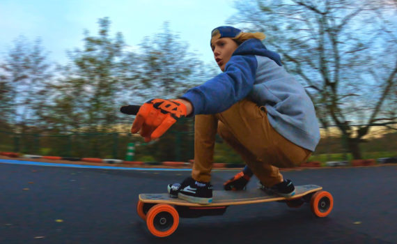 Test-Skate-electrique-sur-piste-de-karting-avec-Tom