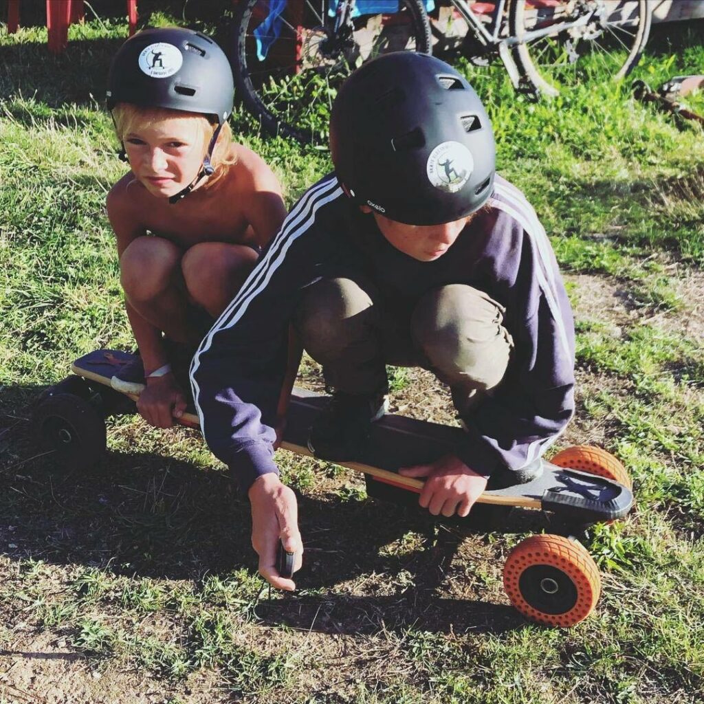 photo : @lokorn286 tuto-protéger-casque-Comment-bien-débuter-en-skate-électrique-apprendre