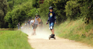 tuto-tout-terrain-Comment-bien-débuter-en-skate-électrique-apprendre