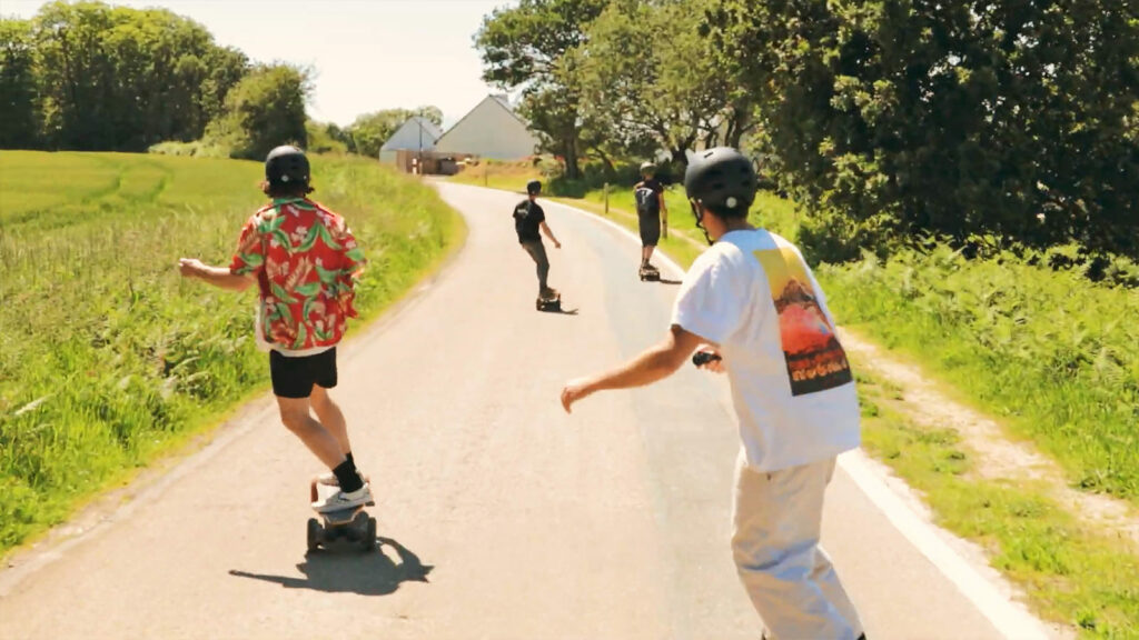 photo : @lokorn286 tuto-tout-terrain-Comment-bien-débuter-en-skate-électrique-apprendre