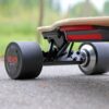 skateboard-électrique-nouvelle-génération-allie-toute-la-simplicité-du-longboard-classique-avec-la-puissance-de-2-moteurs-brushless-de-600-watts-chacun-intégrés-aux-roues-arrières-de-90mm