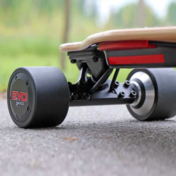 skateboard-électrique-nouvelle-génération-allie-toute-la-simplicité-du-longboard-classique-avec-la-puissance-de-2-moteurs-brushless-de-600-watts-chacun-intégrés-aux-roues-arrières-de-90mm