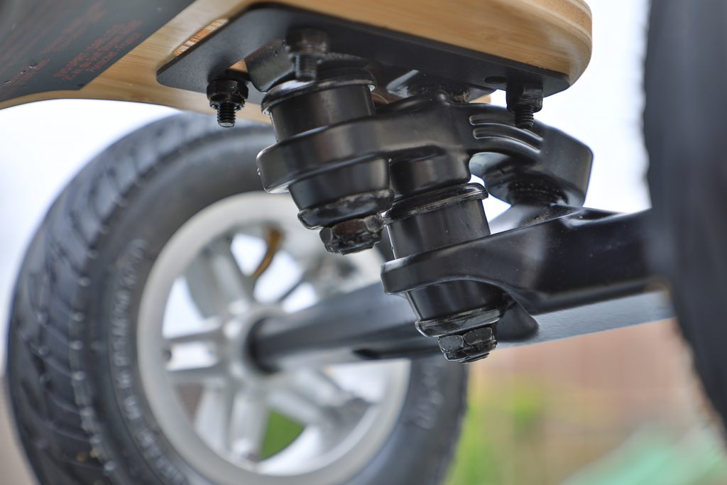 Trucks double kingpin du Xplorer V2 – Carving et stabilité optimale